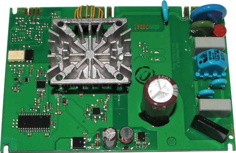 Schaltplatine mit Kühlkörper und verschiedenen elektronischen Komponenten, verwendet in Motoren, möglicherweise für eine Ölpumpe der Marke Wolf.